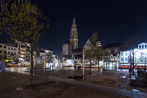 De Onze-Lieve_Vrouwekathedraal gezien vanop de Groenplaats. De toren is niet verlicht.